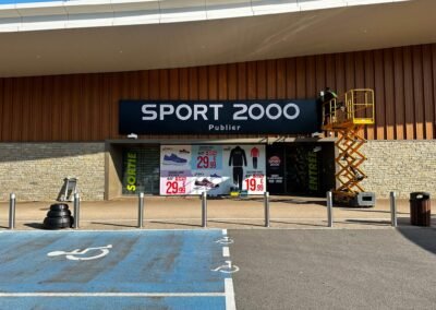 Pose d'une enseigne caisson avec lettre boitier à Thonon les Bains - VISUUM