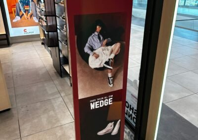 Totem publicitaire imprimé et installé pour le magasin Courir à Annemasse, visuel Converse haute qualité.