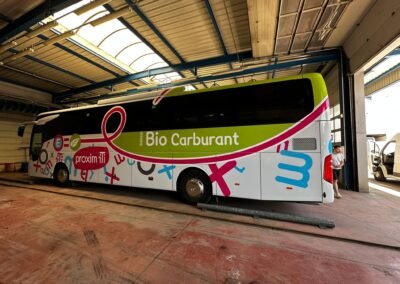 Covering complet d’un bus Proximiti avec design Bio Carburant, impression grand format et pose professionnelle.