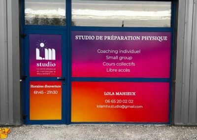 Décoration de vitrine avec adhésif imprimé pour un magasin à Annecy, impression haute définition.