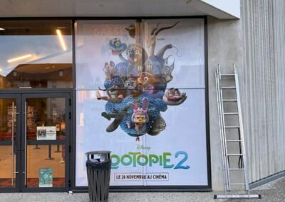 Adhésif grand format posé sur vitrine de cinéma à Bonneville pour la sortie du film Zootopie 2.