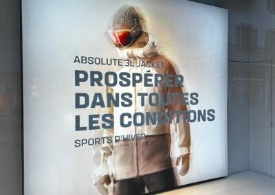 Décoration de vitrine pour Salomon à Chamonix, visuel hiver haute définition.