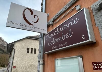 Enseigne Dibond installée pour la Chocolaterie Colombel.
