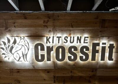 Enseigne lumineuse rétroéclairée installée pour la salle de sport Kitsune CrossFit.