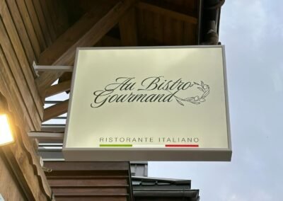 Drapeaux lumineux installé pour le restaurant Au Bistro Gourmand.