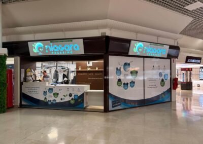 Enseigne lumineuse et covering vitrine réalisés pour le pressing Niagara.