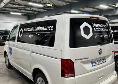 Lettrage adhésif sur véhicule Harmonie Ambulance – marquage professionnel posé à Thyez