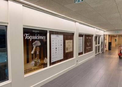 Flocage vitrine adhésif microperforé à Megève - VISUUM