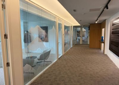 Vitrophanie dépoli sur cloisons vitrées de bureaux – décoration et confidentialité, installation à Genève